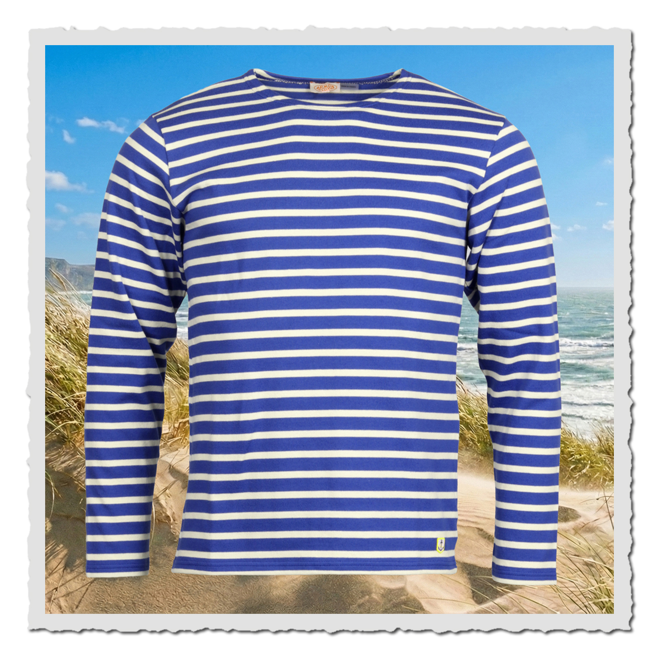 Armor Lux Herren-Matrosenshirt dark blue weiss, Heritage-Langarmshirt mit blau-weißen Streifen und kleinem Anker-Patch am Saum, frontal fotografiert, Hintergrund: Strandlandschaft